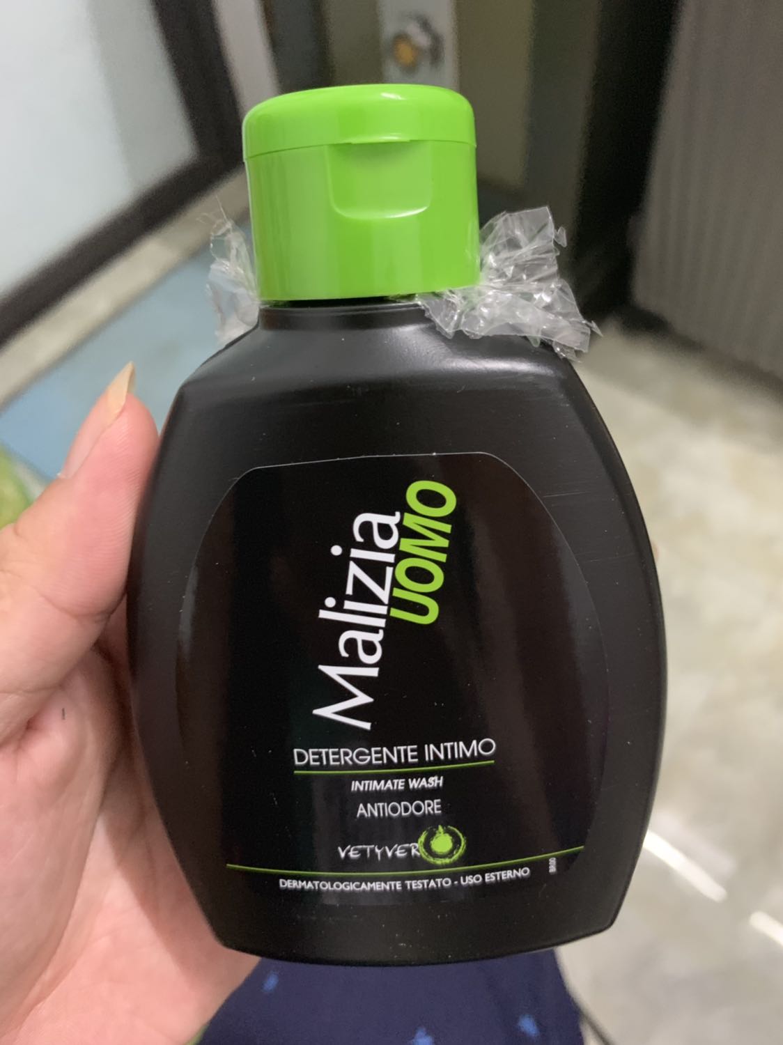 Mình mua rất nhiều hàng của tiki lần nào cũng ưng ý nhưng lần này thì quá thất vọng, mình mua sản phẩm dung dịch vệ sinh của ý hàng nhập khẩu mà khi nhận hàng thì đã bị tháo ra như thế nào bịt miệng bằng ni lông nắp bao thì không thấy đâu chảy ra miệng ! Quá thất vọng