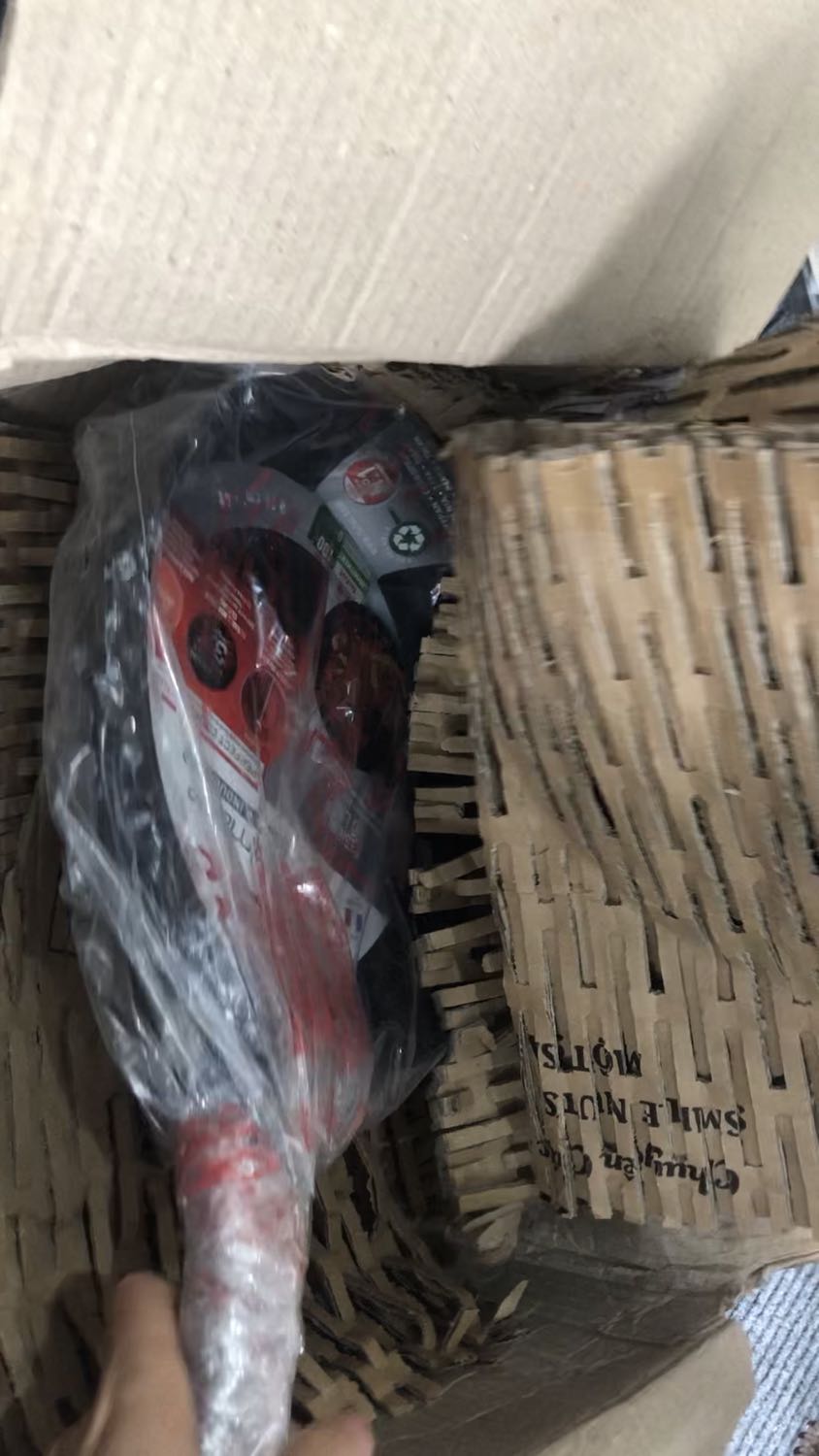 Đóng gói cực kỳ ẩu, mình đã lựa chọn shop của hãng: Tefal Offical với mong muốn mua được sản phẩm chính hãng, sản phẩm tốt, chất lượng dịch vụ tốt. Nhưng khi nhận được thì quá thất vọng. 
Sản phẩm có vết trầy trên mép như trong ảnh.
Mình muốn trả lại hàng.