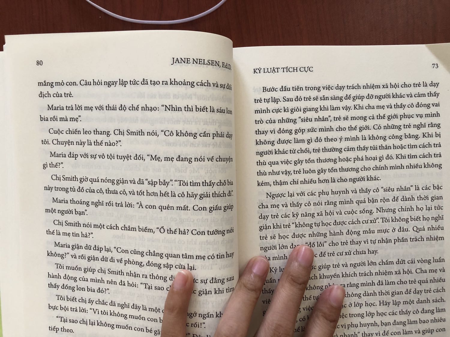 Sách bị móp( góc hộp có lỗ hổng rách mà mình quên ko chụp ). Nội dung chính đã xem qua khá hũu ích, có điều sách đóng chưa chỉnh chu lặp lại số lượng trang lớn từ trang 65 đến trang 72 và từ trang 73 đến trang 80