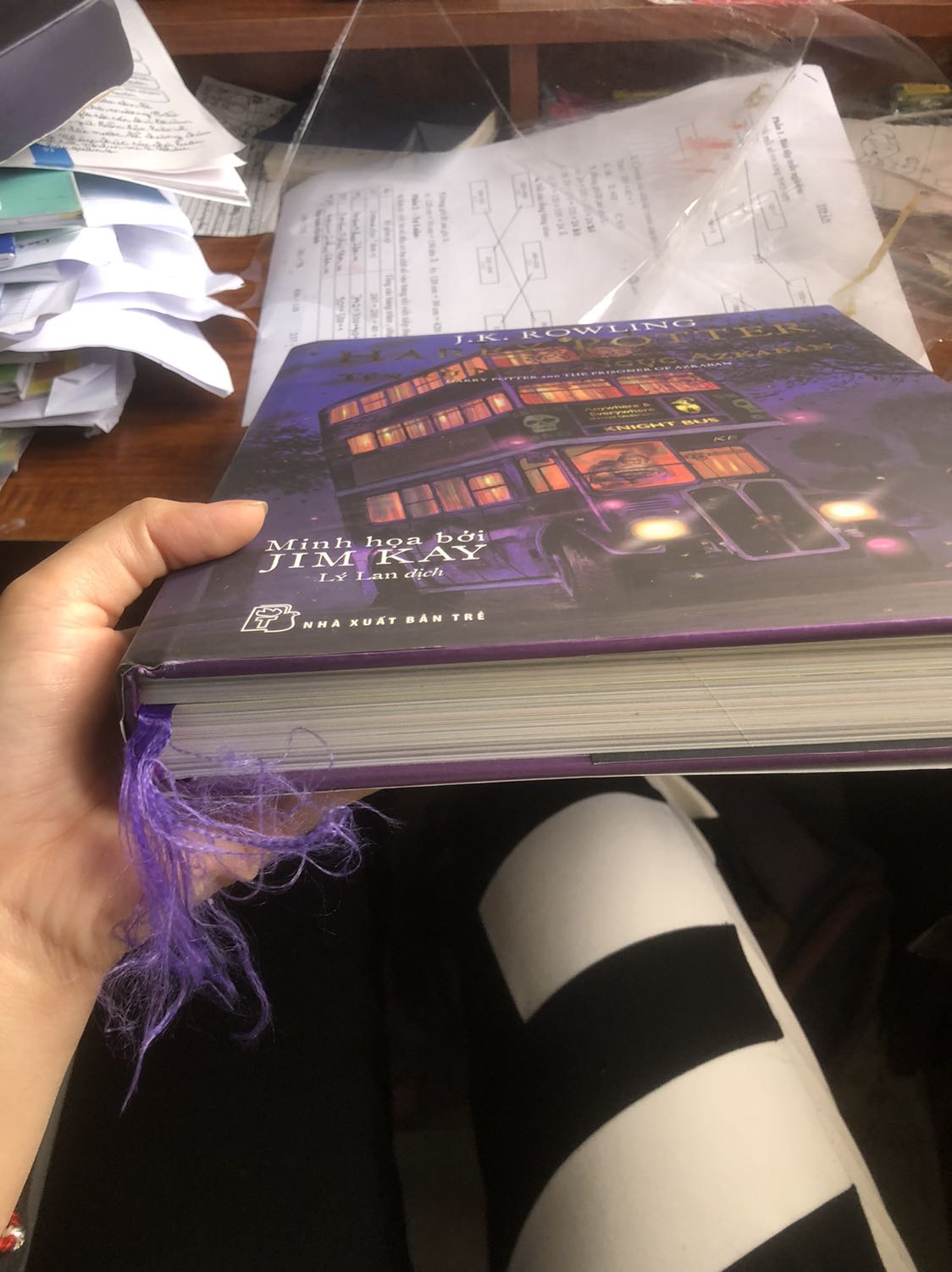 Nhận sách vẫn còn nguyên màng co nhựa mà mở sách ra quá buồn luôn. Mép sách thì móp( thôi thì bỏ qua ) nhưng mở sách ra bên trong đã bung hết cả, mà ngay trang đầu tiên luôn. Không khác gì shop lấy sách cũ rồi bọc lại màng co. Quá là buồn