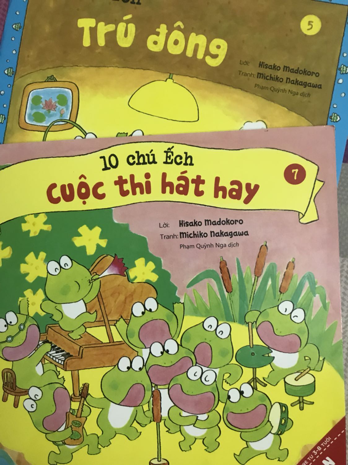 Bộ sách này bé nhà mình rất thích, còn muốn ôm đi ngủ. Mầu sắc, hình ảnh tươi sáng, rõ nét, nội dung thú vị.