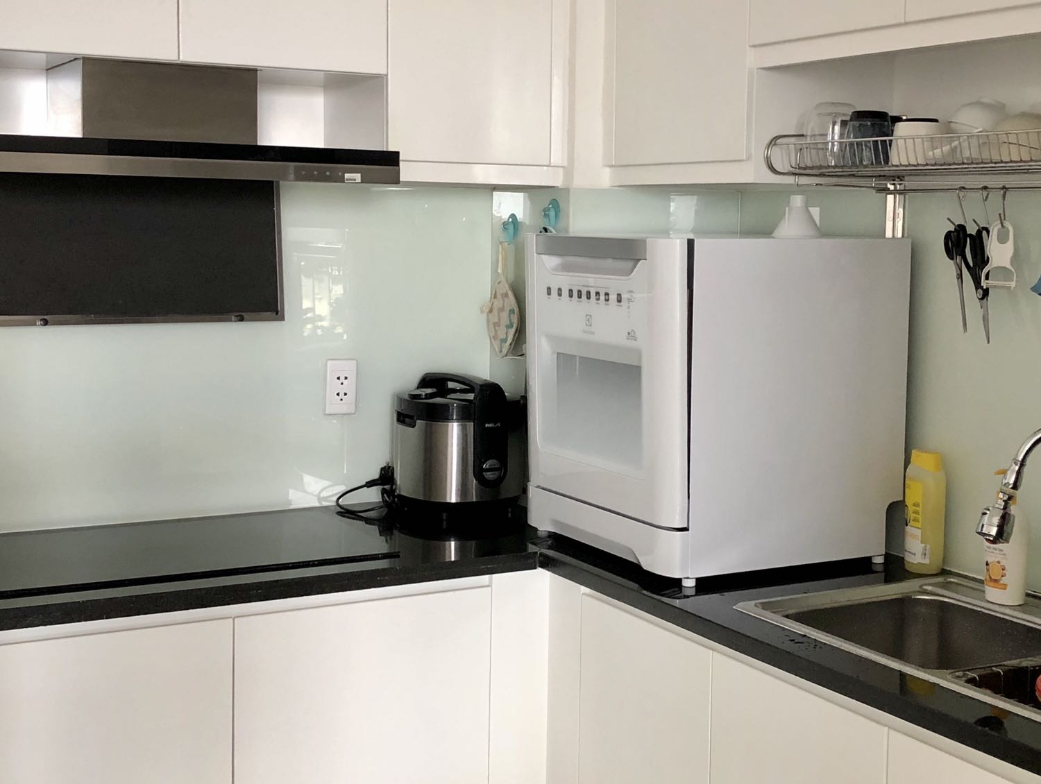 Rất đáng đầu tư. Nhận được hàng mới sản xuất tháng 2/2020. Nhìn rất đẹp. Đong gói kỹ càng và Tiki giao hàng rất nhanh, đặt thứ 6 theo lịch hẹn là giao thứ 2 nhưng thứ 7 đã giao hàng. Mình tự lắp đặt, vù dịch vụ lắp đặt gọi nhưng mình muốn khoan lỗ qua mặt bếp để luồn dây cấp và dây thoát xuống dưới thì bên lắp đặt nói không khoan, sợ vỡ mặt đá. Nên thôi tự khoan tự lắp. Để luồn chung 2 dây này xuống dưới( dây cấp ren 27mm và dây thoát nhét vừa đường ống 21mm) thì mình dùng mũi khoan đá khoét lỗ 55mm, hơi rộng chút cho thoải mái. 
Về cơ bản thì máy chạy tốt, rửa được cả nồi. Độ ồn thì chấp nhận được. Rửa nhanh thì không có chế độ sấy nên không ráo nước. Phải mở cửa để cho nước nóng bay hơi. Rửa normal thì sấy khô bong, có điều rửa lâu hơn và tốn nước hơn. 

Khay xếp thiết kế phù hợp rửa đĩa nhiều hơn là nồi và chén bát. 

Nói chung là thấy rất đáng để đầu tư.