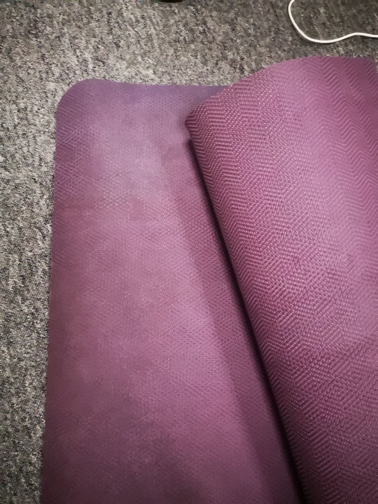 Nhận hàng thất vọng lắm. Hai đầu thảm bạc phếch như hàng cũ, đã qua sd