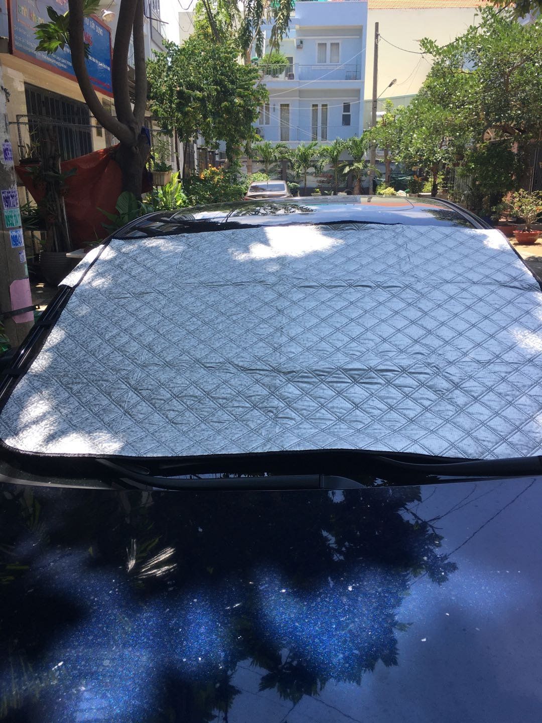 Sản phẩm đóng gói đẹp, chất lượng bạt dày. Bạt dễ sử dụng lắp đặt vào xe, bạt có thêm dây đeo vào kính hậu nên giờ không sợ bay theo gió nữa. Khi kẹp vào cánh cửa không bị gò rỉ nước vào xe. Chất lượng sản phẩm đẹp. Nên mua!!!!