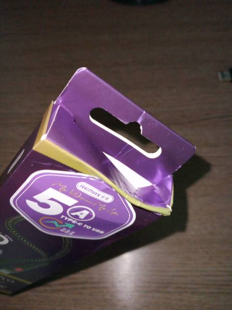 Nắp hộp bị móp méo, ko có tem niêm phong. Giống như shop tráo hàng. Mang danh Official bán đồ tệ quá