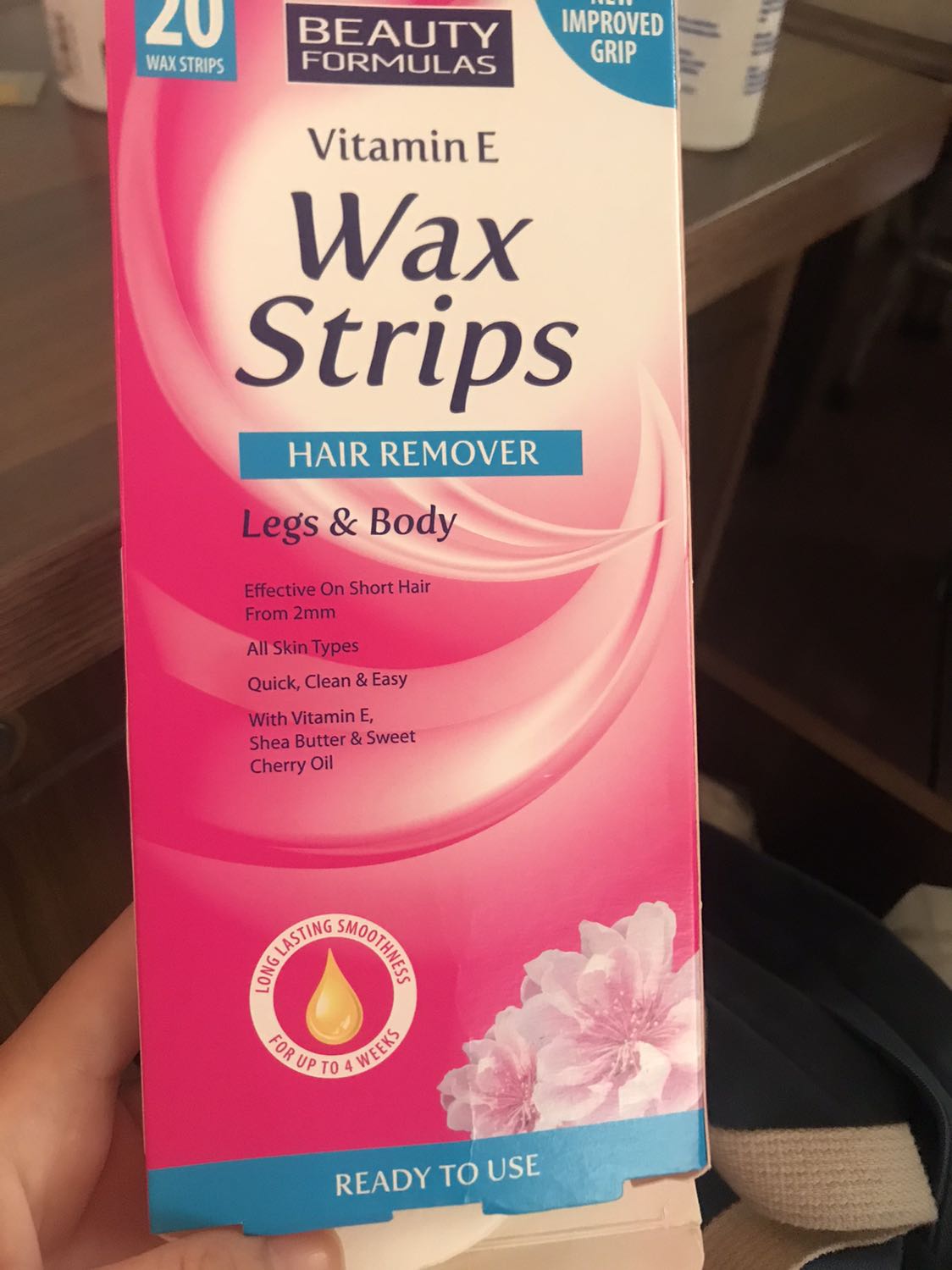 Tớ dùng loại này khá là lâu rồi, wax sạch và không ảnh hưởng tới da nhé. Trong hộp có 20 miếng lớn, mình wax 2 chân thôi thì được 5 lần. Mỗi lần wax khoảng 1 tháng sau mới cần wax lai. 
Giao hàng nhanh, đóng hàng ok nhé 🙂 Tớ dùng loại này khá là lâu rồi, wax sạch và không ảnh hưởng tới da nhé. Trong hộp có 20 miếng lớn, mình wax 2 chân thôi thì được 5 lần. Mỗi lần wax khoảng 1 tháng sau mới cần wax lai. 
Giao hàng nhanh, đóng hàng ok nhé 🙂