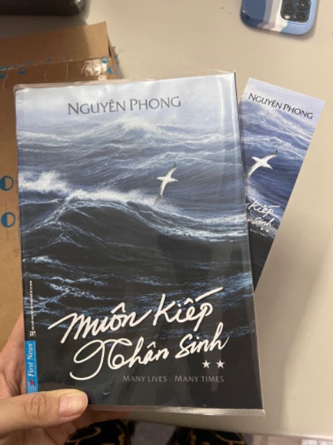 Quan điểm và nội dung mới mẻ, điện đạt dễ hiểu, chung qui khuyên con người sống thiện, tích cực, rất đáng để đọc. Thay vì đọc những quyển dạy kỹ năng, nghị lực có thể tạo áp lực hơn cho người đang căng thẳng, bế tắc thì nên đọc xen vào những đa dạng thể loại để cân bằng trong nhận thức. 

Đọc quyển này xong mình tìm về đọc lại HÀNH TRÌNH ĐẾN PHƯƠNG ĐÔNG của cùng tác giả, biết ông việt a quyển này lúc mới 24 tuổi, thật sự còn quá trẻ để thông tuệ những kiến thức trong đó. Cảm giác tin tưởng vào tác giả và cảm ơn tác giả, ekip sản xuất đã mang những quyển sách bổ ích cho cộng đồng.