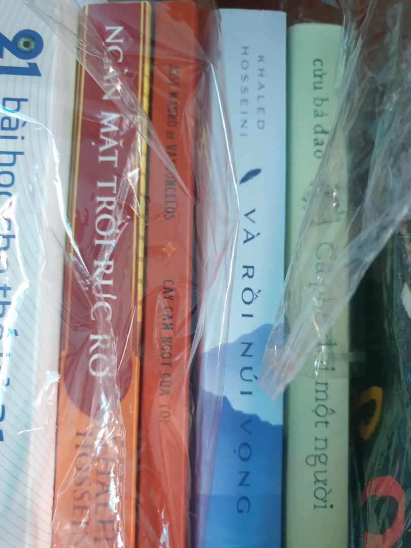 “Và rồi núi vọng” mở ra với câu chuyện ngụ ngôn người cha kể cho Abdullah và Pari trong đêm trên sa mạc hoang vắng, câu chuyện về “một ngón tay được cắt để cứu cả bàn tay”, câu chuyện về một người cha đã phải hi sinh một đứa con để bảo vệ 4 đứa còn lại. Khi đó, Abdullah và Pari vẫn còn là những đứa trẻ, chúng lắng nghe câu chuyện của cha như thông lệ hàng đêm trước giờ đi ngủ, mà không hề biết đó lại là câu chuyện của chính mình.