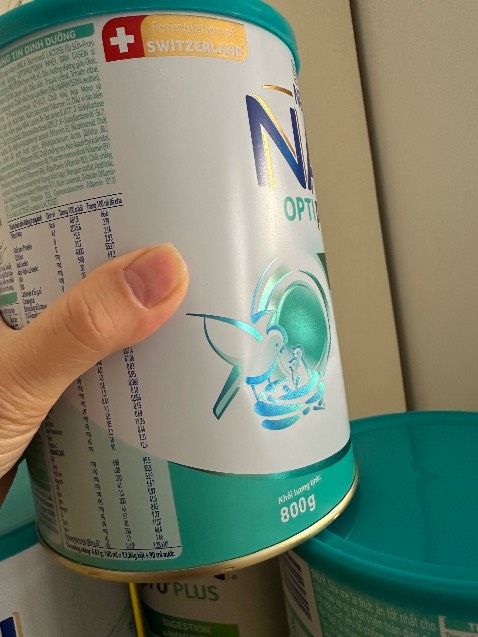 Mình đặt 4 *** sữa hàng giao nhanh và sữa tốt. Nhưng mình không hiểu lý do tại sao cả 4 *** sữa mình nhận đều bị móp hộp