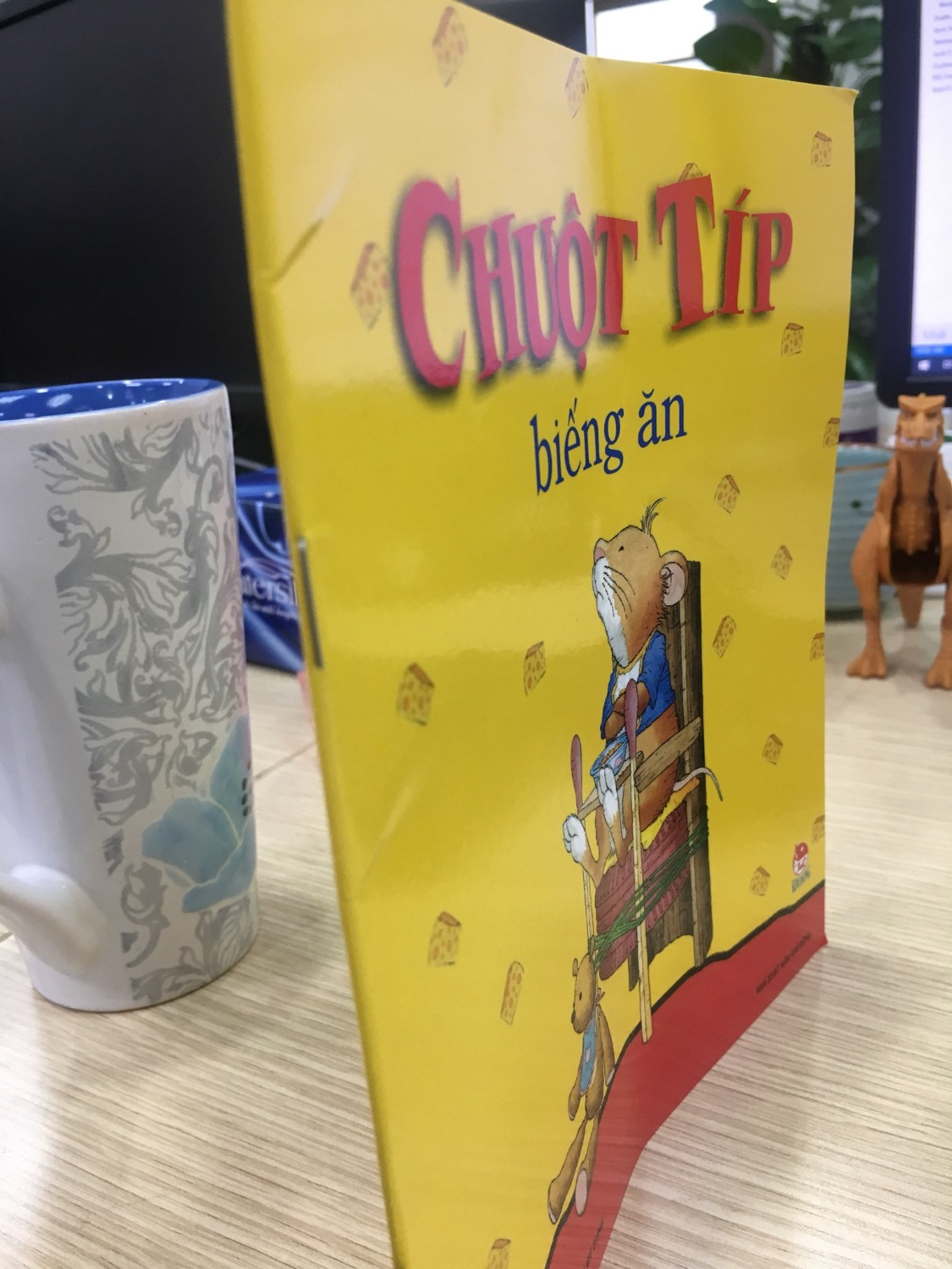 Sách bị gấp đôi để có thể vừa trong 1 cái hộp rất bé so với độ rộng của sách.
Sách bị gẫy bìa nhăn mép.
Rất thất vọng với lần giao hàng này của tiki.