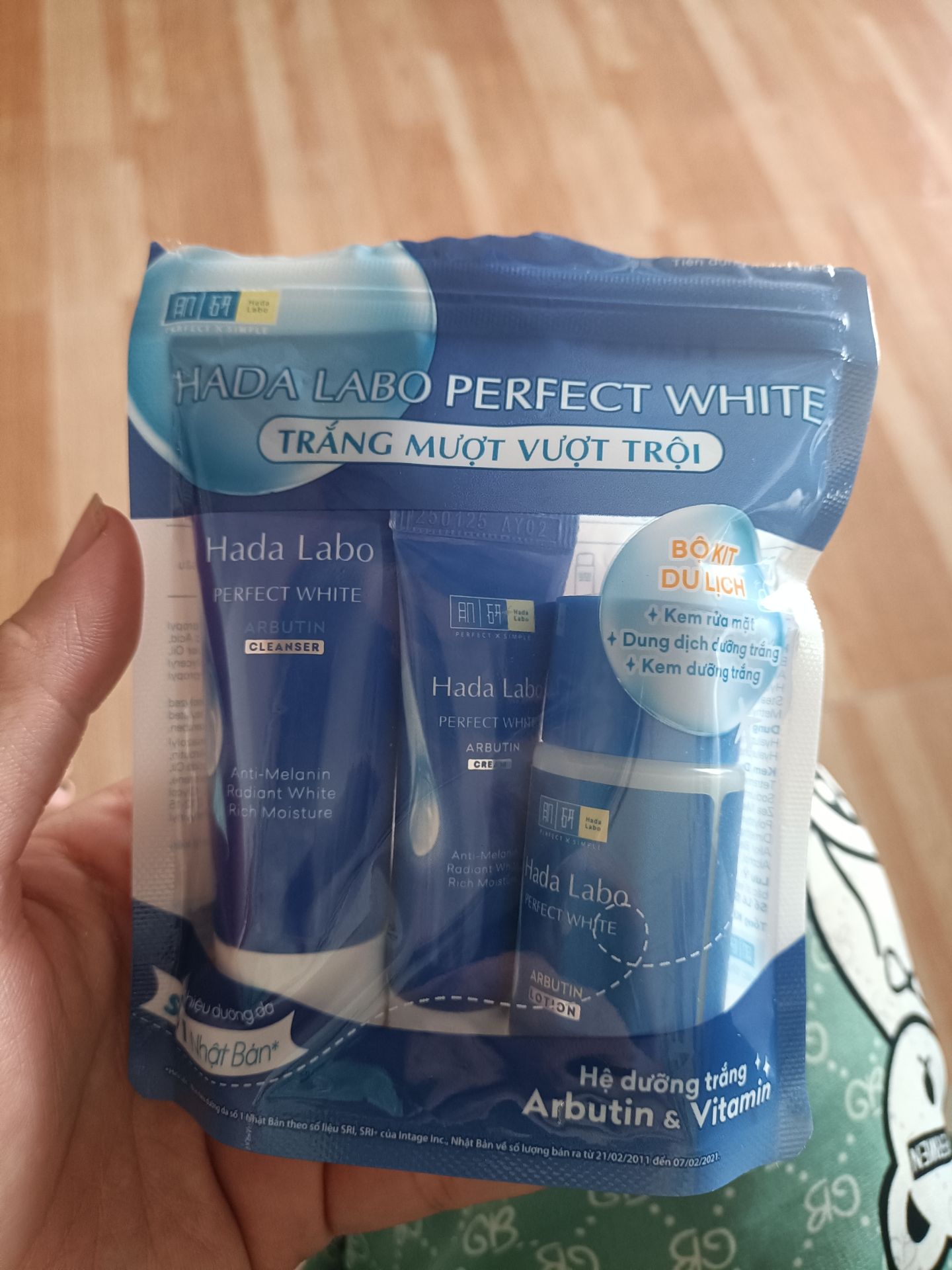 Kem dưỡng thấm nhanh ko bết dính. Mùi cực kỳ dễ chịu như ko mùi á. Thích hợp cho da dầu hơn nhé. Về độ dưỡng ẩm thì mình chấm 9điem vì da mình là siêu dầu. Được tặng thêm combo skincare cơ bản nhỏ gọn xinh xắn để dành mang đi du lịch vậy 🥰🥰