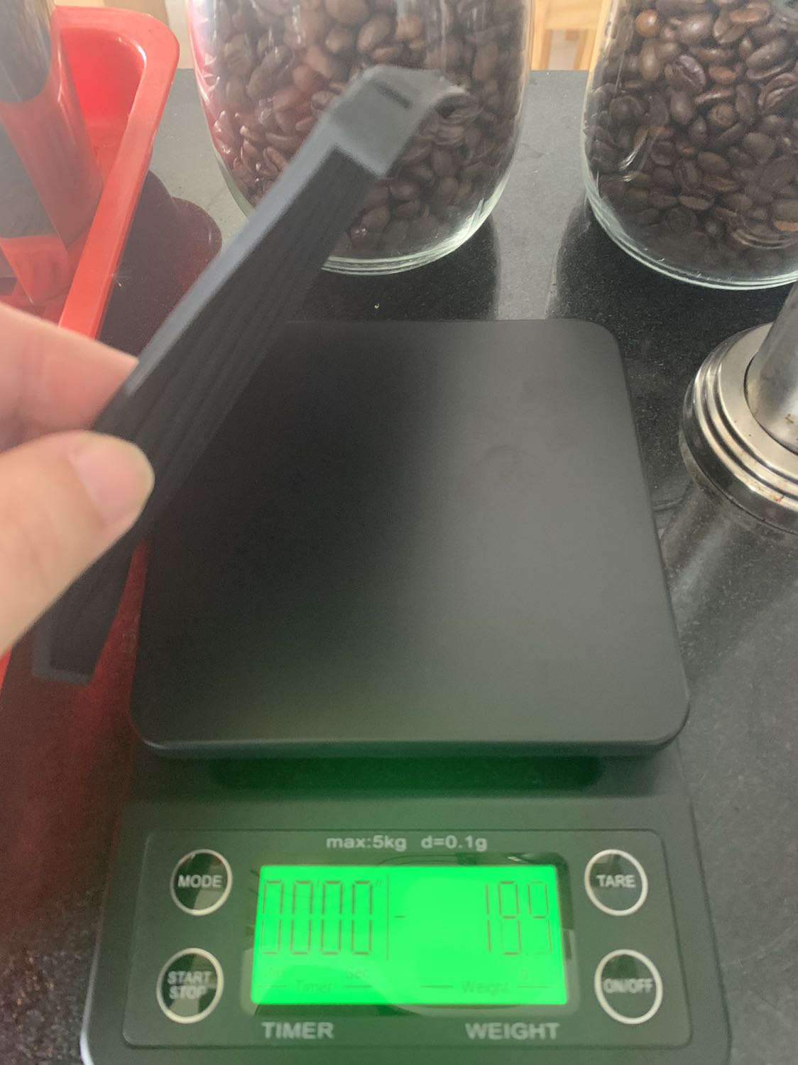 đúng một tháng hàng mới về tới, chờ dài cổ, mà do covid nên thôi mình thông cảm. 
Đóng gói: đẹp, gọn, có chống sốc
phụ kiện đi kèm: 2 viên pin 3A, miếng silicon.
Cân: chế độ hiển thị thời gian, cân trừ bì, quy đổi gram qua ml, cân nhạy, trọng lượng max 5kg
rất hài lòng cho việc dùng nó để định lượng cà phê của mình