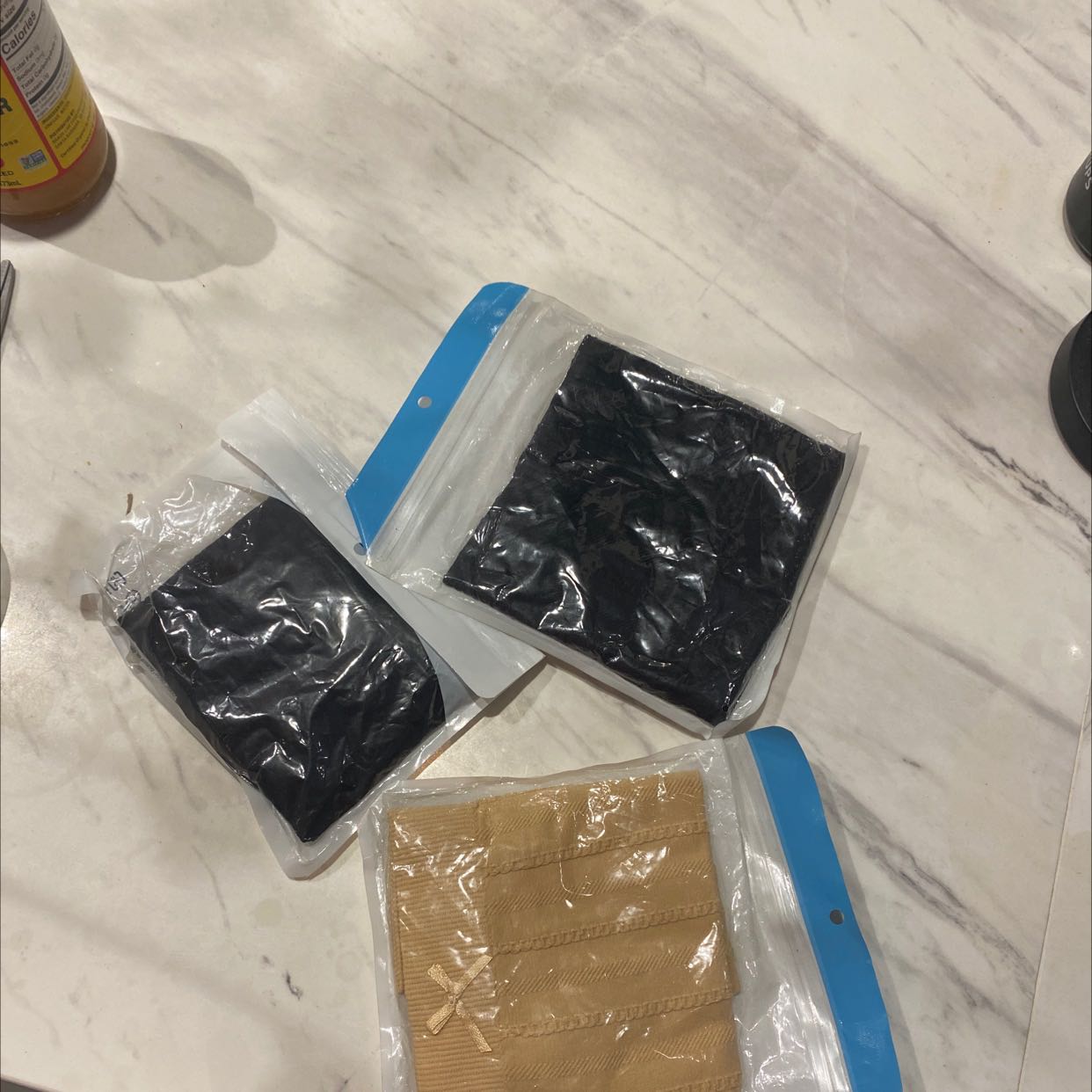 Giao nhầm và giao thiếu. Mua 5 cái mà gửi 3 cái khác mẫu tôi cần. Yêu cầu shop gửi lại đúng hàng k thì hoàn tiền, tôi trả lại sản phẩm