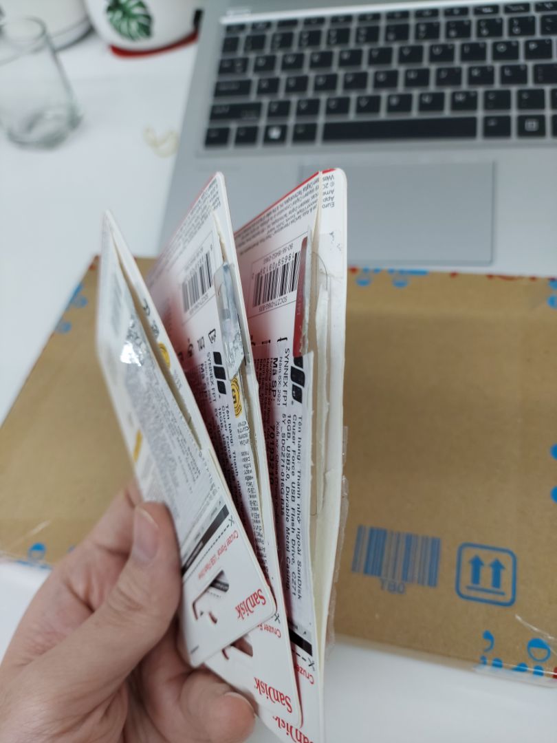 Tiki now giao nhanh, tuy nhiên cả 3 USB đều bị hiện tượng bị tháo bao bì ngang hông, tróc tem ngay khi khui họp. Đề nghị Tiki nhận và giao lại sản phẩm còn nguyên bao bì,tem nhé. trong tình trạng như này  không đánh giá chất lượng vì chưa dùng.