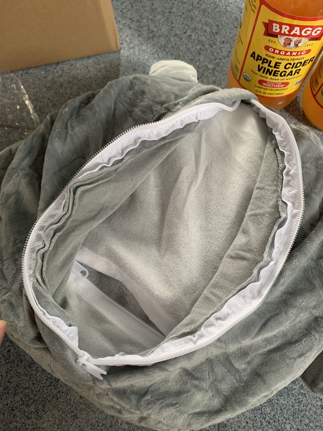 Giao hàng hơi lâuuuuuu 1 tuần hơn mới có hàng. Chất lượng sản phẩm thì best nha. Ở trong có dây kéo để lấy bông ra khi giặt nữa. Đáng đồng tiền bác gạo ạ