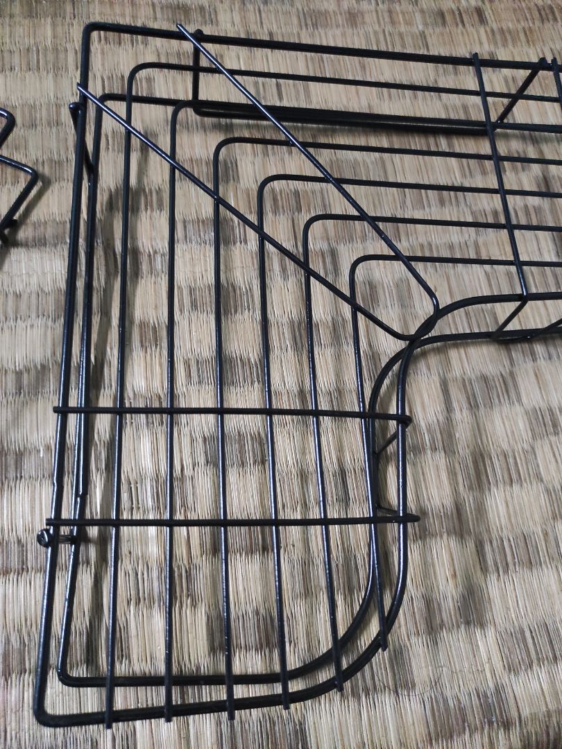 cũng hài lòng, nếu để trên cao không tiếp xúc với nó thì oke, nhưng cạnh dưới chưa được mài, còn ló ra, nếu đi quẹt trúng sẽ chảy máu, tầm giá này thì ổn. cũng hài lòng, nếu để trên cao không tiếp xúc với nó thì oke, nhưng cạnh dưới chưa được mài, còn ló ra, nếu đi quẹt trúng sẽ chảy máu, tầm giá này thì ổn.