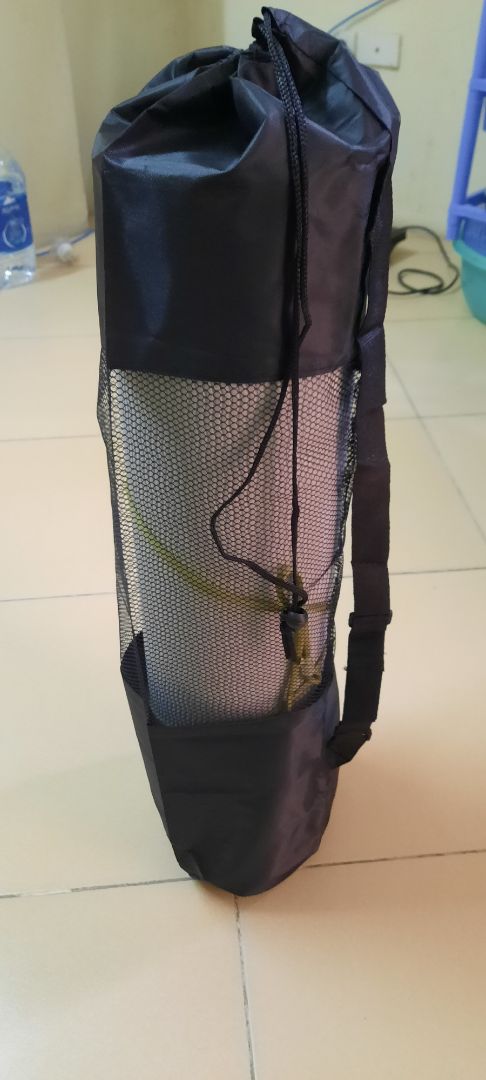 Giao hàng siêu nhanh, đặt hôm qua, nay đã có hàng.
Đóng gói chắc chắn.
Giao đúng màu, đầy đủ phụ kiện.
Như mô tả, dày dặn, độ đàn hồi tốt, không bị lún, dày đúng 6mm.
Độ bám tốt, không thể bị xê dịch mặc dù mình cố gắng làm các động tác tạo sự xê dịch lớn. Mặt dưới có các đg vân như lốp xe tạo ma sát lớn. Bám tuyệt đối. 
Không có mùi cao su, bề mặt tạo hoa văn nổi rất đẹp, một phần tăng độ bám luôn.
Sản phẩm không bong keo, không bị thủng.
Hoàn hảo trong tầm giá! 
Điểm trừ rất nhỏ: Sản phẩm bị lỗi một phần  nhỏ ở mép khiến độ hoàn hảo giảm một chút. Nhưng không ảnh hưởng gì. Mình không muốn đổi. Tội shop. Cái này lỗi do nhà sx.
9,5 sao cho shop! Mọi người nên mua nhá!