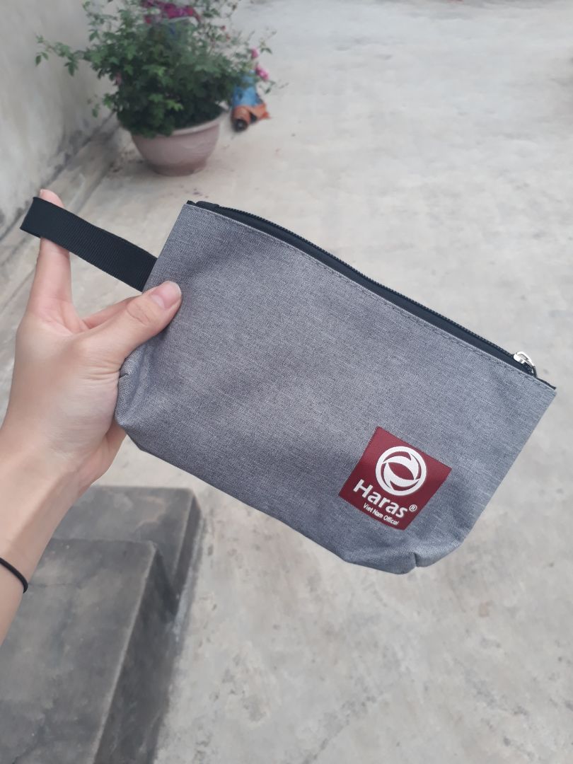 Ok ? chất đẹp, túi to, đựng được khá nhiều tiền lì xì.  Nói chung là ai đang có ý định mua thì mua luôn,  không hối hận đâu ạ.  ? Ok ? chất đẹp, túi to, đựng được khá nhiều tiền lì xì.  Nói chung là ai đang có ý định mua thì mua luôn,  không hối hận đâu ạ.  ?