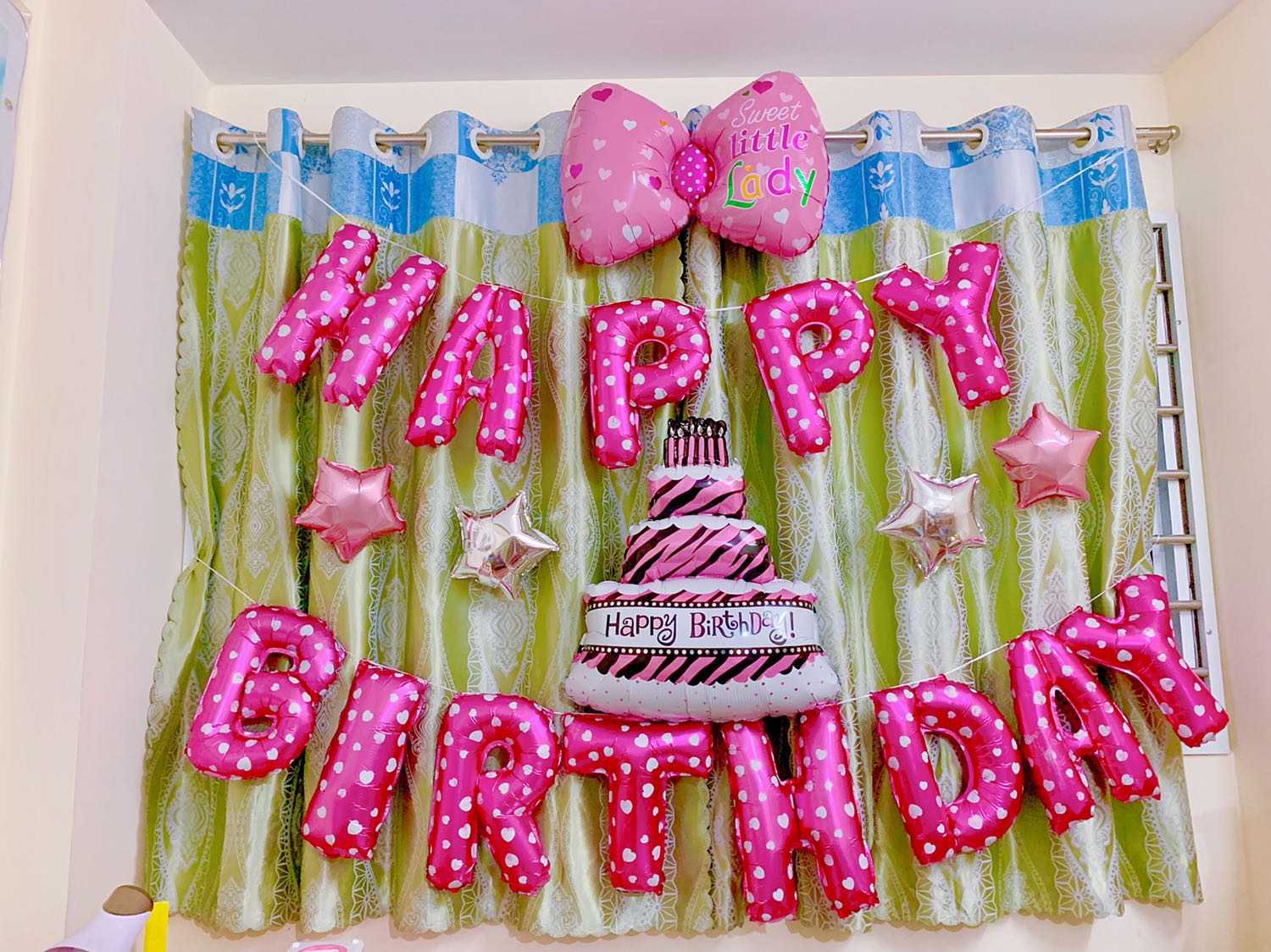 Set bóng đẹp đầy đủ như ảnh đăng trên bài. Giao nhanh. Có con heo peppa nữa nhưng mình chưa gắn. May không bị thủng quả nào! TikiNow giao nhanh lợi quá đi! Cảm ơn shop nha!