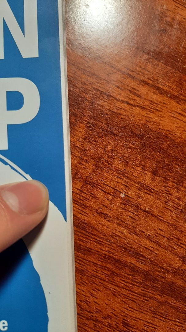 Chất lượng sách in không tốt. Phần bìa in k che được hết phần giấy trong sách. Loại giấy in cũng khá là mỏng và rít.