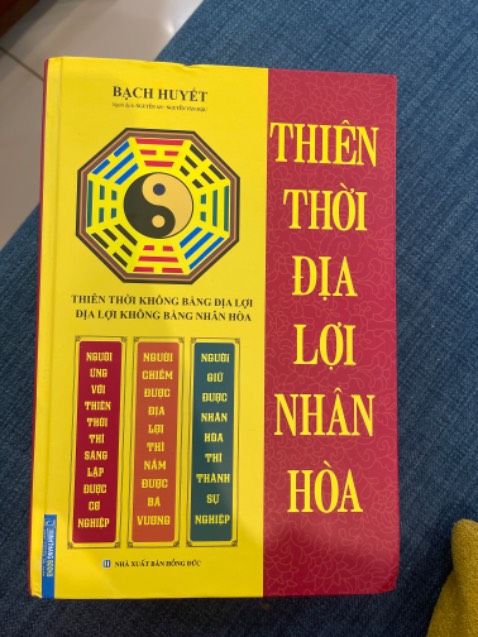 Sách nhà bán hàng đăng là của nhà xuất bản “Văn hoá thông tin” nhưng sách mình nhận được là của nxb Hồng Đức. Dù cùng tên sách, cùng tên tác giả nhưng 2 cuốn sách của 2nxb có nội dung khác nhau. Tiki hỗ trợ giao lại sách đúng giúp mình nhé