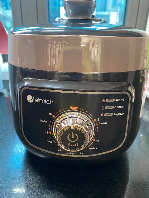 Mình nhận được nồi hầm đa năng loại nhỏ 2,5 lít phù hợp cho gia đình ít người mình mua lần 2, lần đầu mua cho con dùng thích quá giờ mua cho mình. Nồi đẹp hầm lại nhanh mình săn được giá giảm ngày 5.5, mọi người cứ yên tâm mua nhé.