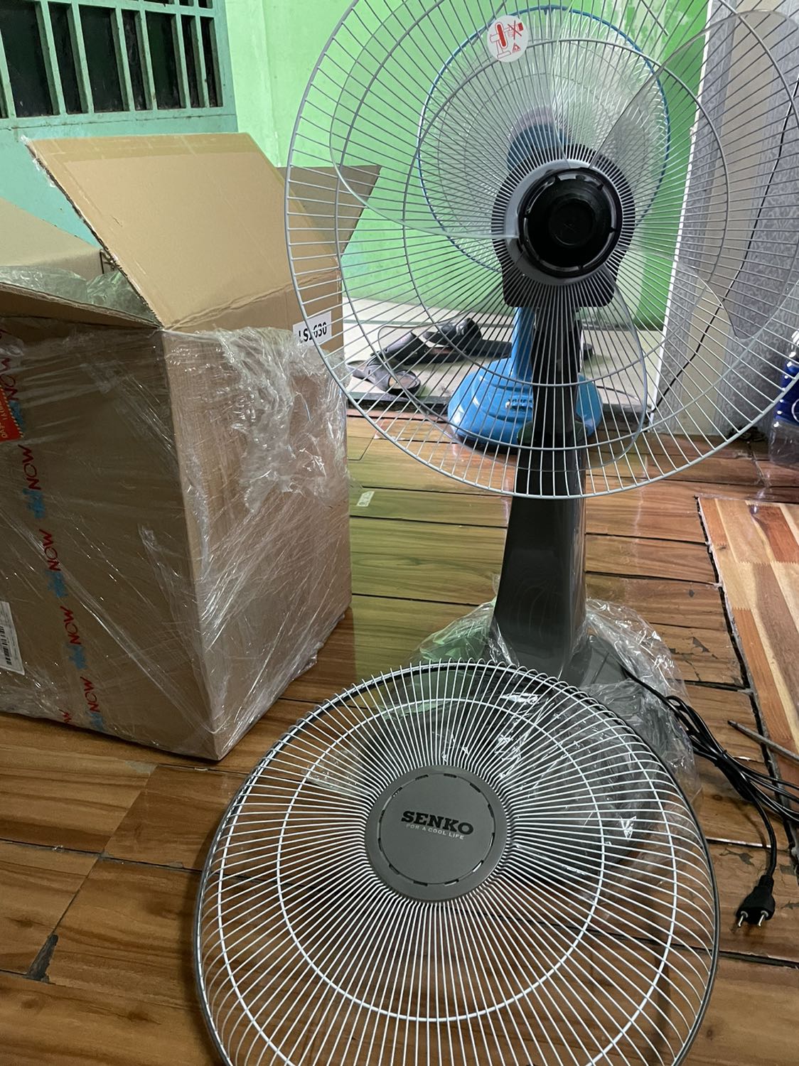 Sản phẩm được đóng gói cẩn thận. Mặc dù shop để giao màu ngẫu nhiên, nhưng mà nhận được màu xám mình thích lắm. Quạt khá êm, vừa đủ đung cho diện tích phòng trên dưới 15m2. Hãng senko này thì chất lượng khá tốt, chỉ hy vọng không bị trục trặc khi sử dụng thôi.