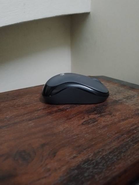 Dùng được hơn 1 tháng, giờ mới đánh giá.
Cầm nắm vừa tay, âm nhấp chuột nhỏ (gần như không nghe thấy gì).
Kết nối với cổng USB trên máy tính chắc chắn.
Không thấy đèn tín hiệu nằn phía dưới chuột không dây dù rằng Chuột không dây vẫn hoạt động rất tốt (Không biết có phải là lỗi gì không?