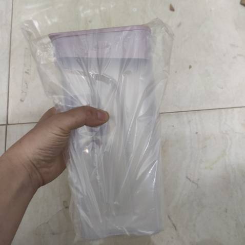 Ban đầu đắn đo việc mua cái bình nước này không vì nhìn hình nghĩ khó cầm rót nước. Mà tại shop sale nên mua thử xem sao. Cái bình nước cầm rất vừa tay nhé mọi người, đựng nước để trên bàn hoặc tủ lạnh siêu xinh.... Chắc chắn sẽ mua thêm