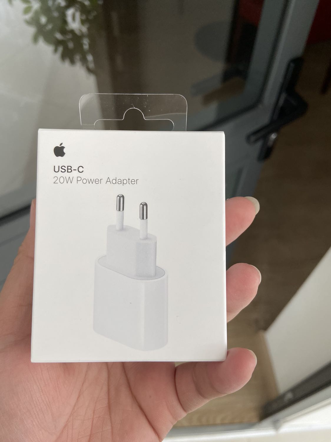 Mình cũng lăn tăn trước khi order lắm nhưng mn reveiw khá ok và giá lại tốt hơn so với mua tgdđ hay cellphones. Thiết nghĩ nếu hàng nhái thì mình cũng không biết đâu ?
Về hình thức thì khá nét, hộp đóng gói kỹ. 
Về giao hàng thì tikinow nhanh lắm. Chưa đầy 2 tiếng từ lúc đặt là đã giao rồi. 
Về sản phẩm mình hay dùng icheck quét mã vạch thì nó hiện ra tem chính hãng của FPT, nhưng sp chưa được kiểm chứng từ nhà sx, mà làm sao apple kiểm chứng được? Nên kệ vậy. Cũng yên tâm xíu so với việc quét mã không ra thì còn sợ hơn. Về chất lượng thì mình chưa biết. Sd 1 thời gian mới biết mn ạ.