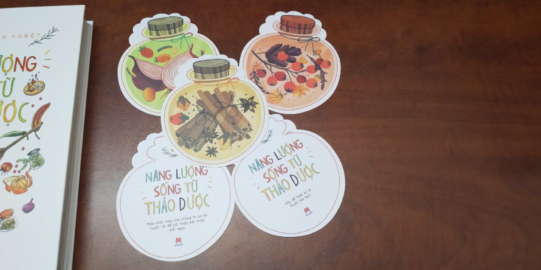 Tiki giao hàng đúng hẹn, đóng gói hơi sơ xài tý nên 3⭐ thôi nhé!
Riêng về sách thì quá tuyệt vời, 5⭐! Rất nhiều kiến thức hữu ích, bố cục từng phần rõ ràng, hình ảnh bắt mắt, còn được tặng kèm bookmark cực kỳ đáng yêu! ?