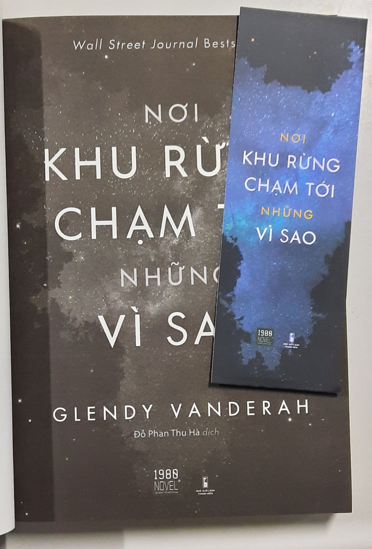 Nơi khu rừng chạm tới những vì sao.
Nội dung chưa đọc qua để nhạn xét sau nhưng dạo gần đây tiki đóng gói sách rất cẩu thả, 10 đơn hàng nhận ở tiki thì cả 10 đơn hộp bề ngoài méo mó như thế này, mong tiki sớm khắc phục tình trạng này ạ.