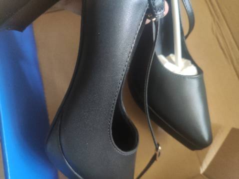 Giày đẹp, chất kiệu xịn , đường may chắc chắn. Chủ shop nhiệt tình hỗ trợ đổi giày khi mình mua nhầm size rộng hơn. Đã vậy được tặng thêm miếng lót giày khi đổi. Thái độ thân thiện và nhiệt tình, mình rất hài lòng, sẽ ủng hộ shop dài lâu dạ.