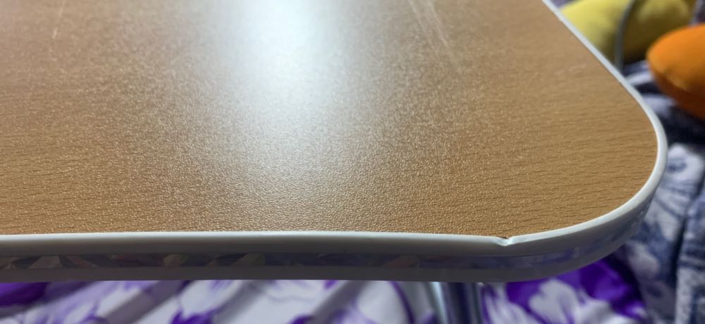 Không đẹp như hình. Bàn rất bập bên do chân bo góc. Viền nhựa nhìn thô.