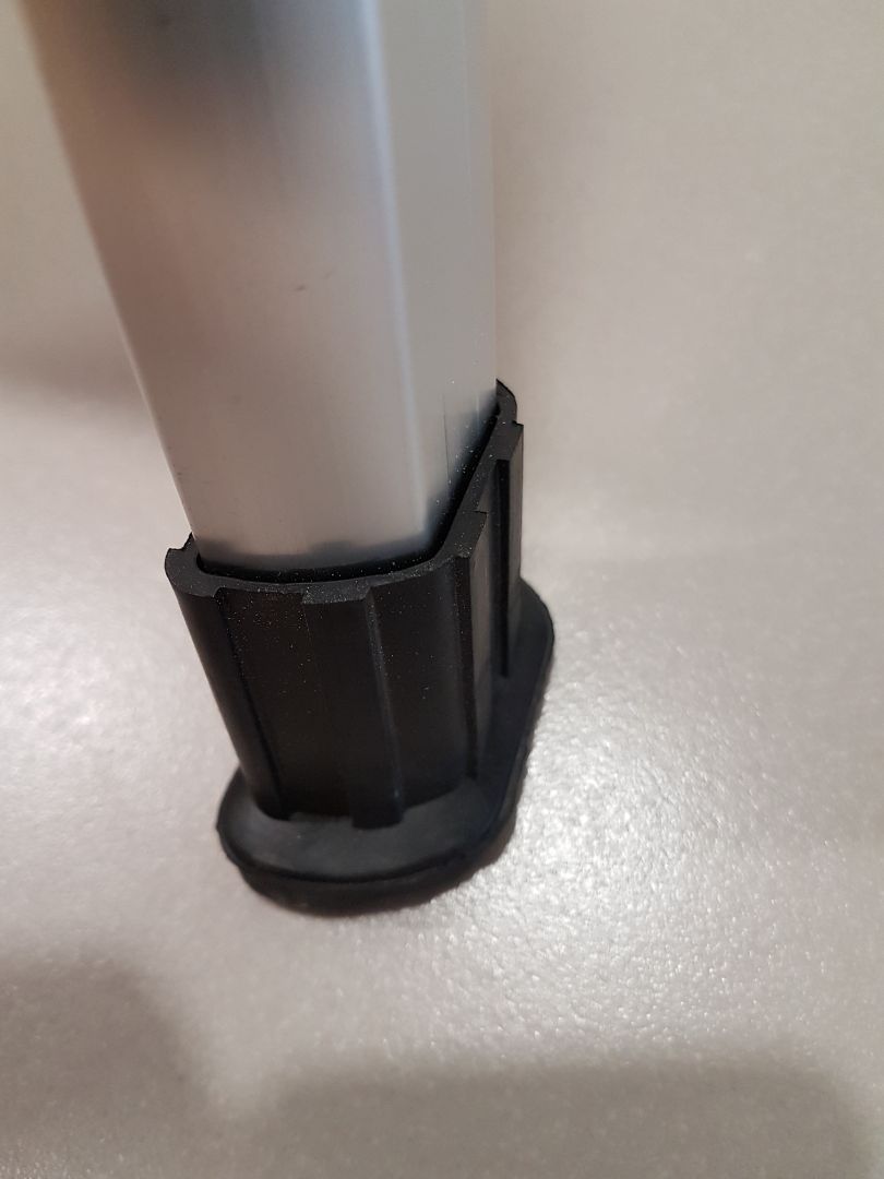 Nhận hàng trễ so với thông báo, có lẽ do hàng cồng kềnh nên nhà cung cấp tập trung nhiều đơn hàng để giao một lần cho tiện (vì giao hàng bằng xe tải).
Thang chắc chắn, nhẹ, gấp lại gọn, phần nhựa bọc chân thang chưa được sắc sảo lắm. 
Chất lượng tốt trong tầm giá.