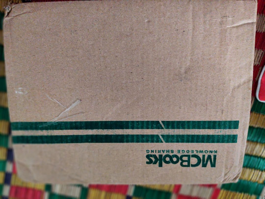 sách thì tốt đấy nhưng cách đóng gói lại có vấn đề
hộp đóng gói khá là ko chắc chắn khiến hộp bị méo mó trong quá trình vận chuyển dẫn đên việc sách có chút nhào
còn chất lượng thì giống như mau ngoài nhà sách thôi