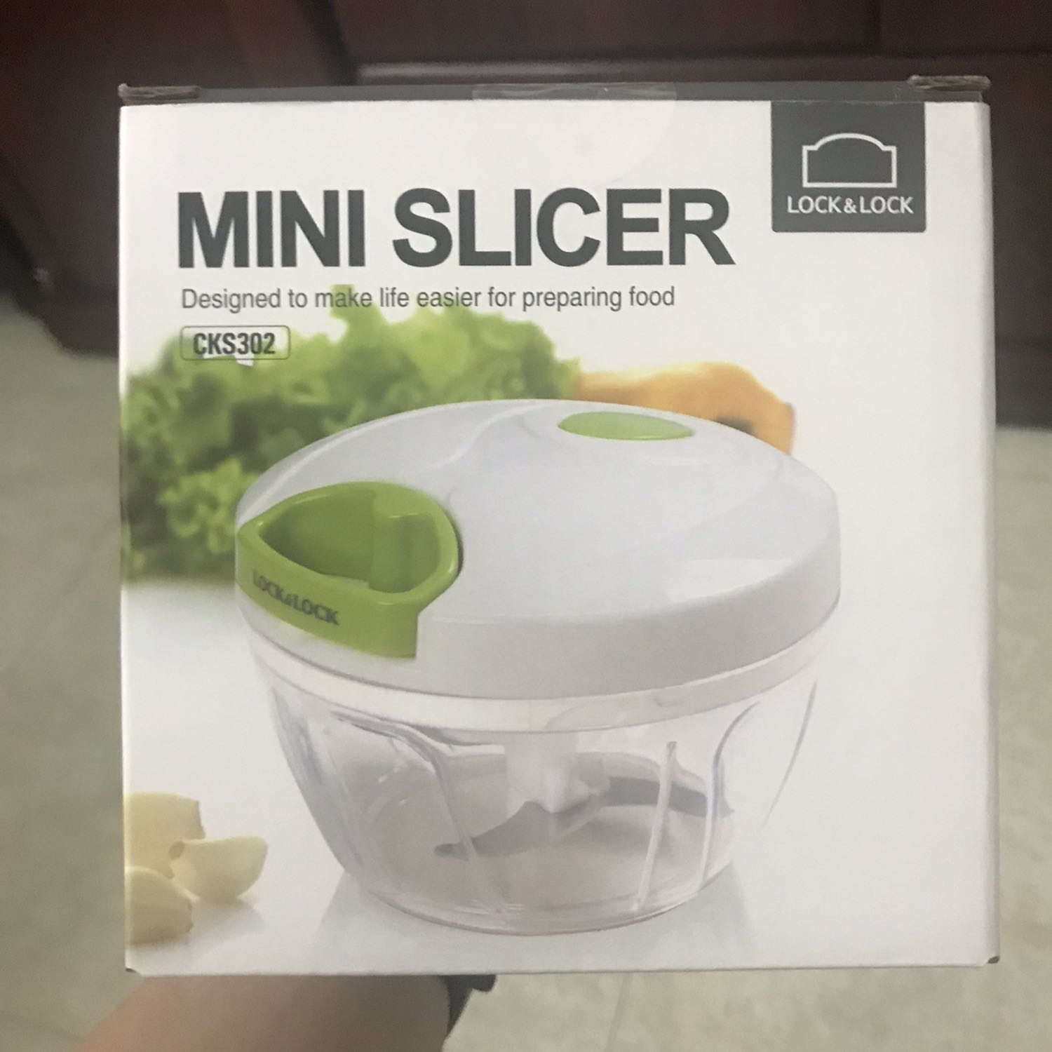 Sản phẩm nhỏ gọn. Dùng để xay hành, tỏi, ớt, gừng hay cà chua đều tiện, gọn gàng, sạch sẽ. Xay từng ít một chứ bỏ nhiều khá khó xay. Chưa dùng xay thịt nên chưa biết thế nào. Nhưng nói chung sp khá ổn. 
Giao hàng nhanh. Đóng gói kỹ càng. Sp đẹp, ko bị sứt mẻ gì.