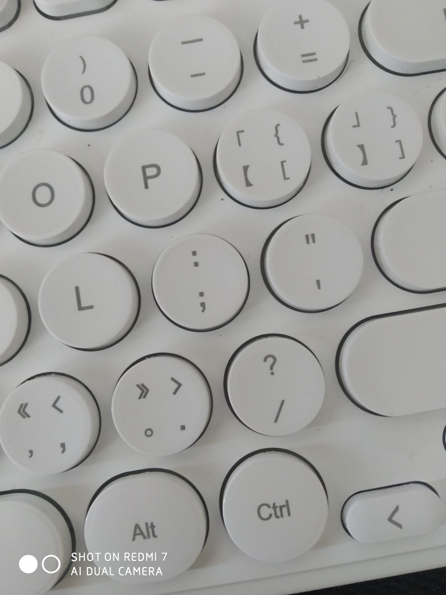 gói hàng cẩn thận, không móp méo, giao đúng ngày. ban đầu mình không xem kỹ tên sản phẩm, tưởng là có chuột đi kèm. sau xem lại thì tên sản phẩm viết là: bàn phím và chuột không dây, mở ngoặc chỉ có bàn phím 😂😂😂, này lỗi mình nên không sao. bàn phím nhỏ gọn, lúc gõ nghe khá vui tai, mình cũng không mất nhiều thời gian để gõ quen tay, gõ êm, phím nhạy. sản phẩm là hàng tàu nên còn có thể gõ được các dấu ngoặc, dấu phẩy, dấu chấm dùng trong tiếng trung, chuyển bàn phím sang bàn phím tiếng trung là gõ được. hàng phím trên cùng còn hỗ trợ các phím nhanh rất tiện, còn có thể chuyển đổi công năng trên dưới bằng cách ấn Fn + Esc. tóm lại là ổn, còn hao pin hay không thì mình cũng chưa biết, cuối ngày không dùng thì tắt máy tháo pin là được các bạn lmao 😂😂😂😂😂😂😂