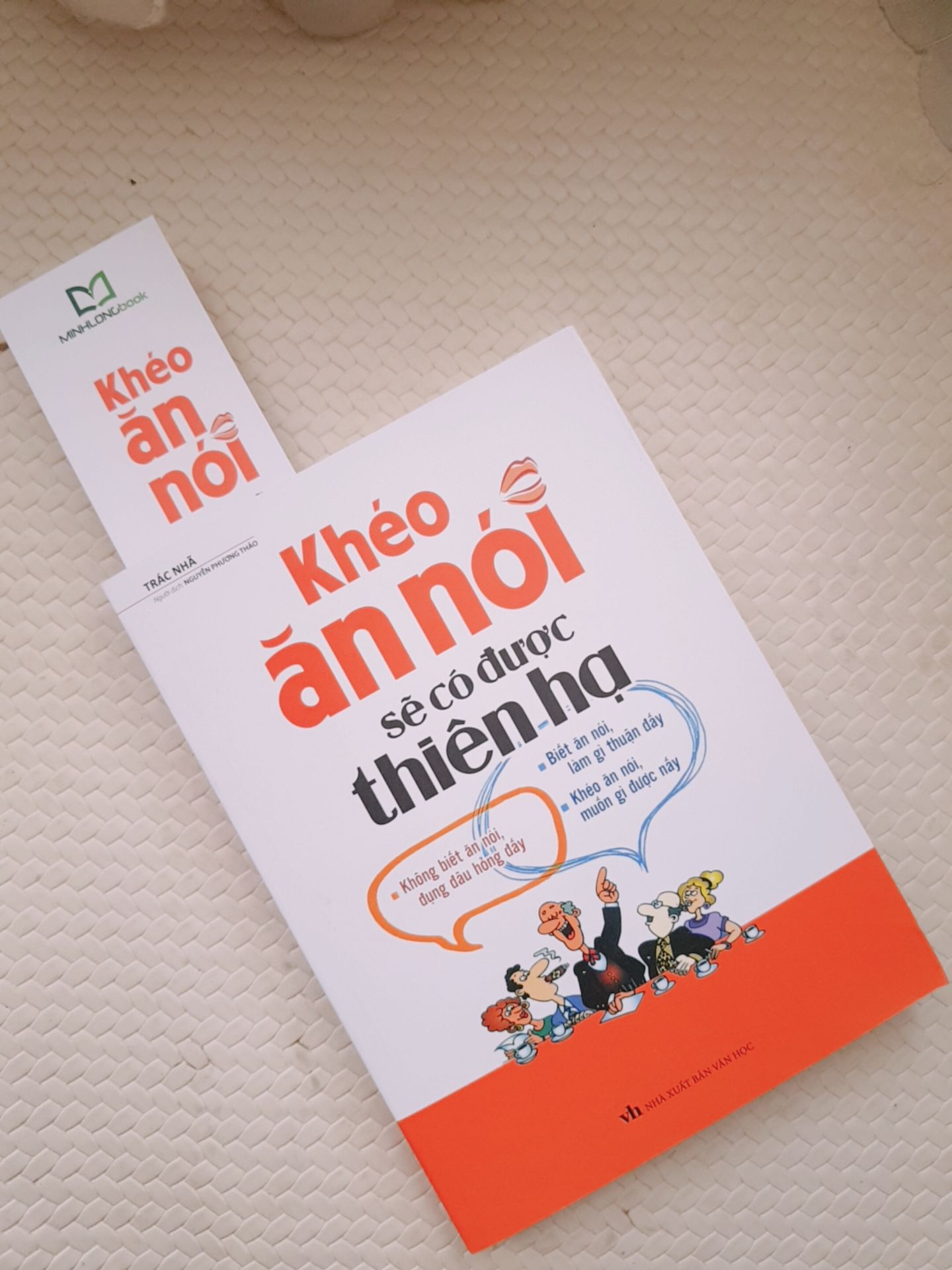 Tiki luôn giao sớm hơn thời gian dự kiến. Mình đặt 2 cuốn, nhưng chắc do vận chuyển xa (từ Hà Nội) nên hộp bị móp khiến 1 trong 2 cuốn bị cong góc, may là cuốn này vẫn đẹp và mới. Mình vẫn đánh giá 5* nhé vì dù sao thì sách giao đúng và vẫn mới. Thank Tiki.