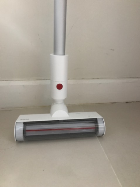 Giao hàng nhanh, an toàn. Máy thiết kế đẹp, gọn nhẹ, lực hút mạnh 150W, dễ tháo ráp vệ sinh, mỗi tội không tự đứng được, phải treo lên