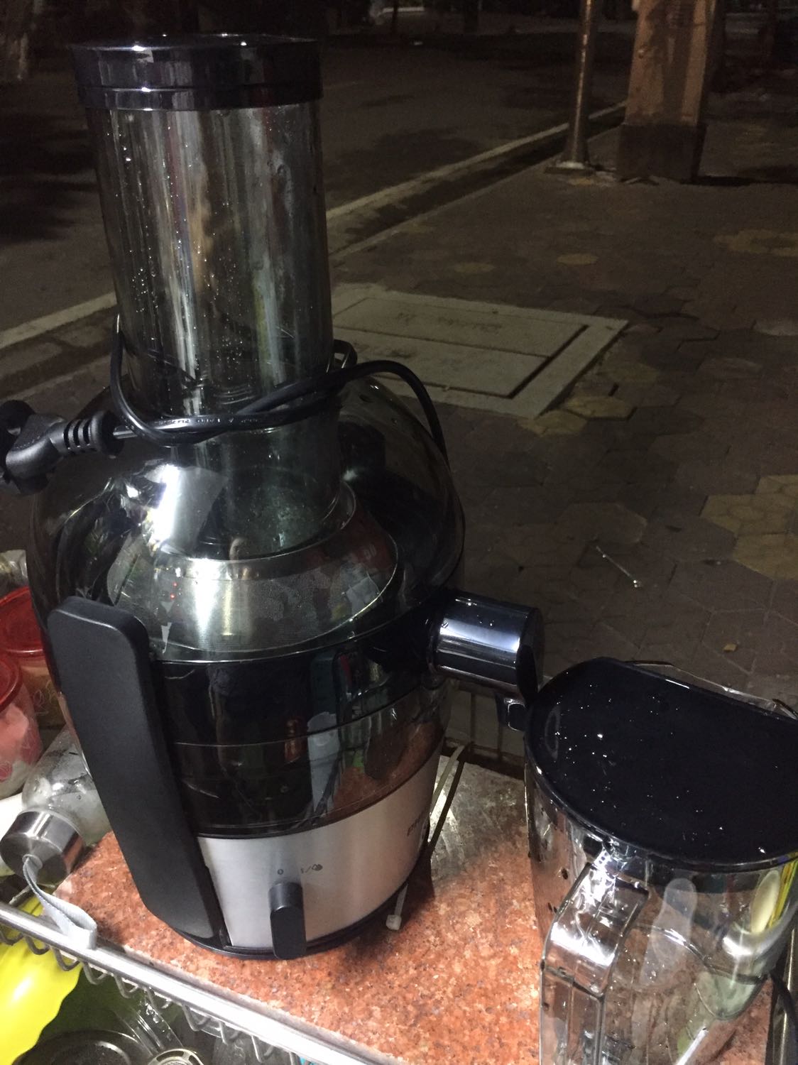 Máy chạy êm,bã tương đối khô so vs dòng ép nhanh. Thích nhất chế độ tự làm sạch,còn độ bền thì còn phải chờ thời gian. Nhưng dòng phillip thì khá bền. Cho tiki 5🌟