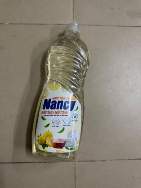 Nước đặc sánh , thơm dịu không quá nồng, nhiều bọt , tẩy dầu mỡ khá ok , mới thử cái áo trắng bị dính mỡ 😝
Nói chung là ok , hàng về trúng hôm có đám giỗ bóc ra thử liền