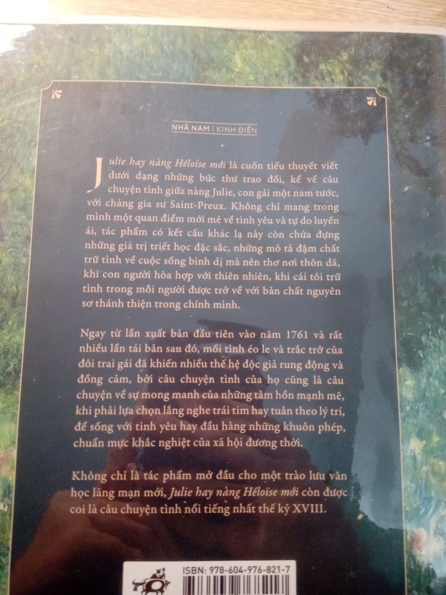 ấn tượng đầu tiên là sách khá to và nặng nha. Còn có bookcare đi kèm để tránh xước. Nói chung là sách giao rất nhanh , đêm qua đặt sáng nay đã có luôn. Không bị xước, móp. Về nội dung thì tùy cảm nhận nhưng mình thấy sách hay nha