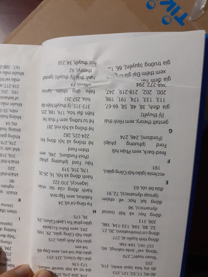 Sách đóng ngược trang, giấy thì nhăn nhúm chả hiểu kiểu gì, không hiểu vì sao có thể giao cho khách một cuốn sách như thế này mà không kiểm tra? Đổi đi đổi lại hai lần rồi mà lỗi vẫn giống y chang nhau. Quá thất vọng.