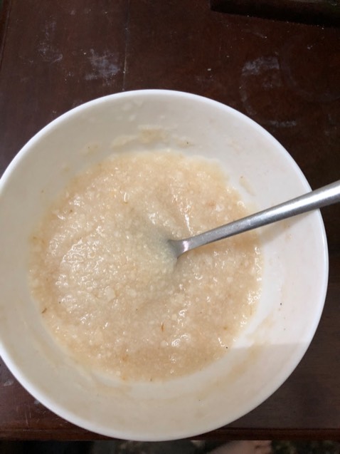 Bình sữa chia vạch mờ cùng màu với màu sữa nên nhìn rất khó. 
Được tặng kèm thêm đồ ăn dặm cho bé hoá đơn ghi combo 2 gói ×2 nhưng shop chỉ gửi có 2 gói nhắn tin hỏi thì shop trả lời là hoá đơn ghi sai.
Bỏ ra cho con ăn thử thì chẳng khác gì vụn bánh mì, không dám cho ăn luôn. Tìm thử trên trang web của nhà sả xuất Matsuya thì ko có sản phẩm nào thế này. Đọc mã code thì chỉ toàn trang Việt Nam đăng bán. Ko biết có phải của Nhật thật ko nữa.
Mọi người nên cân nhắc khi mua sản phẩm ăn dặm này cho con ạ.