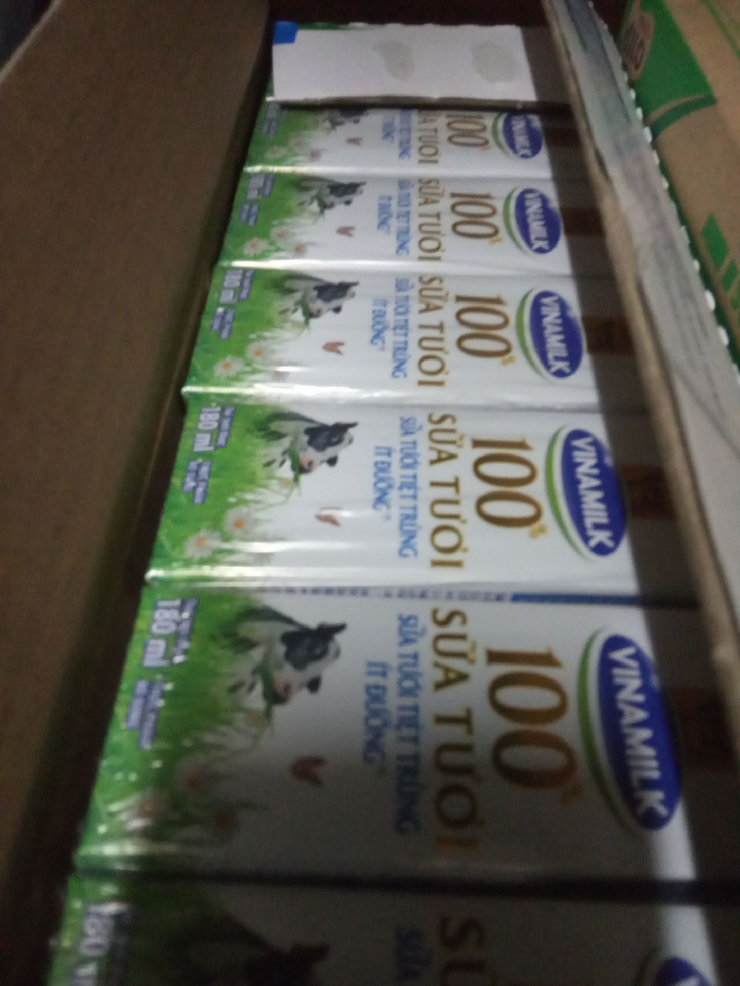 sữa Vinamilk thì ko cần bàn chất lượng rồi, tôi uống từ nhỏ đến giờ, loại ít đường rất hợp khẩu vị, giao hàng ngày 12/11/2021 thì hạn sử dụng nhận dc là 16/02/2022, chỉ còn 3 tháng hơn 1/2 hạn sử dụng rồi