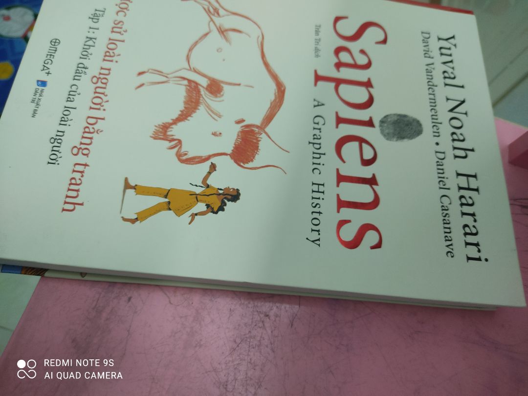 nói chung là mua sách Tiki nhiều lần lắm rồi và lần nào cũng ko có nỗi 1 miếng chống sốc, và giờ quyển sách mình yêu thích lại bị bẹp gáy hết, mình mới vừa kéo ra tí cho đỡ mất thẩm mĩ, phần dưới thì dư ra 1 khúc