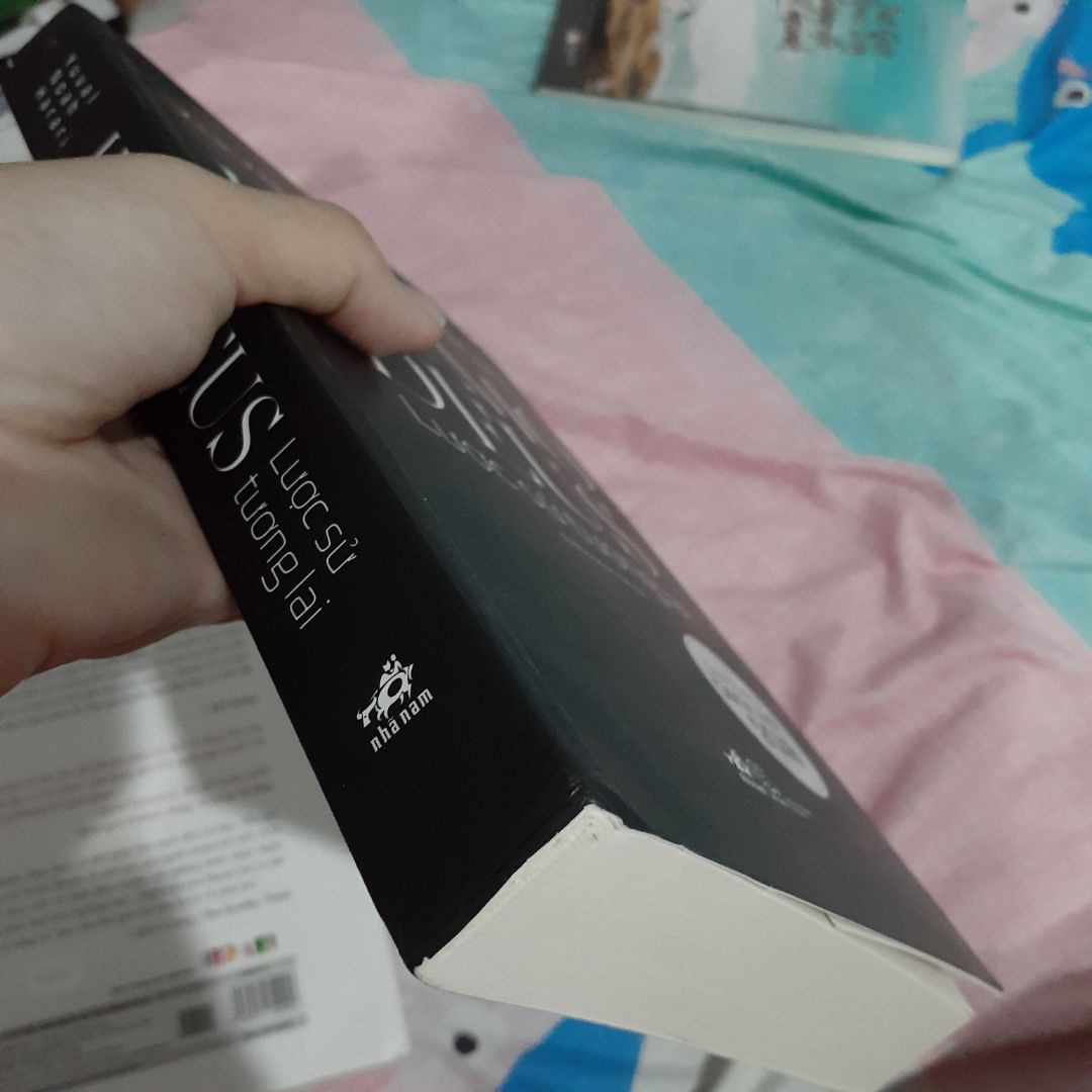 sách hay và nó là cuốn sách yêu thích của mình nhưng khi mình khui lấy sách thì mình thất vọng kinh khủng :) sách dơ, dính và gáy hư hư bìa sách nhăn gãy nữa :)