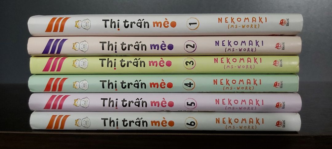 Bộ truyện tranh dễ thương kể về ông lão Daikichi  sống cùng chú mèo Tama sau khi vợ ông lão qua đời. Một người một mèo ngày ngày quấn quýt, bầu bạn bên nhau. Bộ sách chính là tập hợp những mẩu truyện về cs êm ả, bình lặng, trải qua bốn mùa của hai ông cháu.
Dịch vụ Tiki tiện lợi và thân thiện.