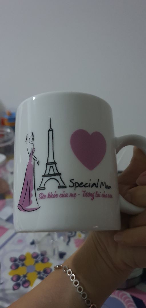 đúng sản phẩm, giao hàng nhanh, quà tặng y hình, mẫu đẹp. shop gói kỹ nhưng vận chuyển vẫn bị móp hộp chai thuốc, nhưng cũng không sao. hài lòng. sẽ ủng hộ thêm